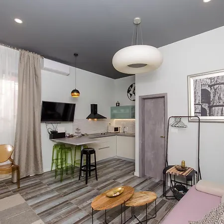 Sara Apartment Split